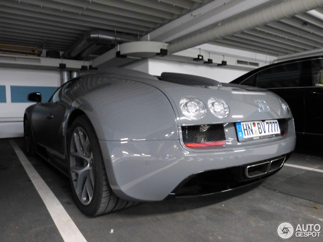Muisgrijze Bugatti Veyron is hippe auto