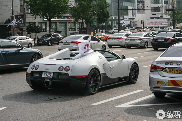 Trotse Bugatti-eigenaar toont zijn Veyron 16.4 Grand Sport in Seoul