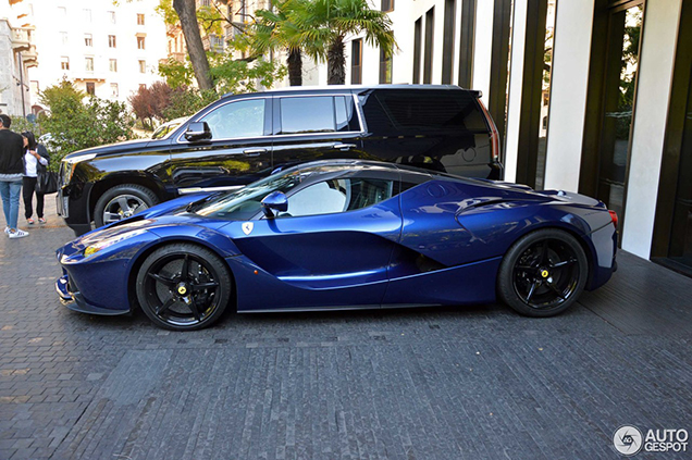 Blauw staat de Ferrari LaFerrari heerlijk