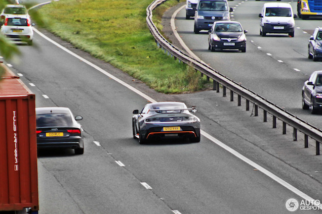 Zeldzame Aston Martin GT12 scheurt over snelweg