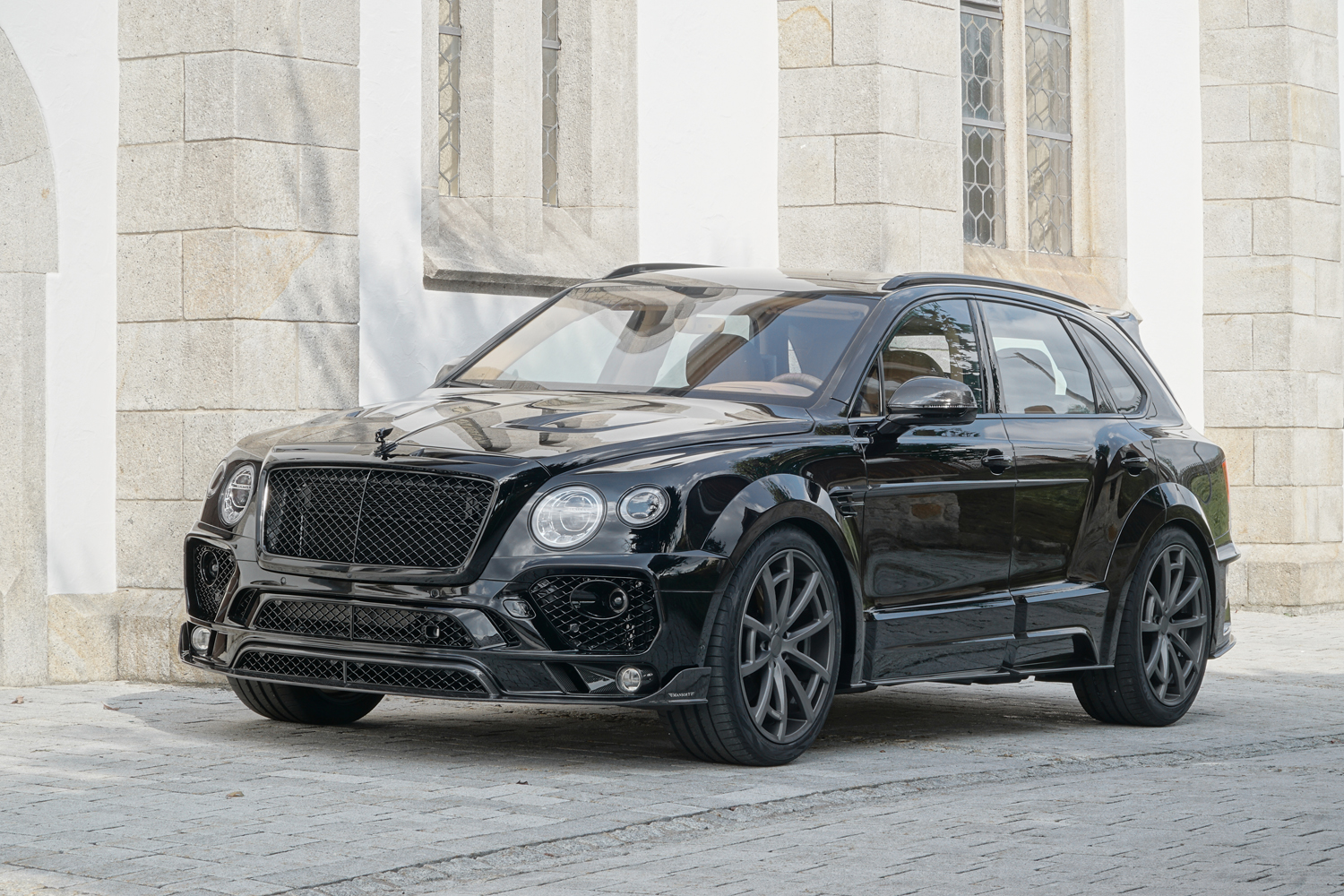 Bentley Bentayga aangerand door Mansory