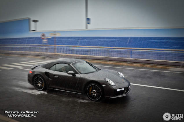 Porsche 911 Turbo S Cabriolet trotseert het slechte weer in Monaco