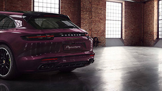 Recht uit de pornoindustrie: paarse Panamera Sport Turismo