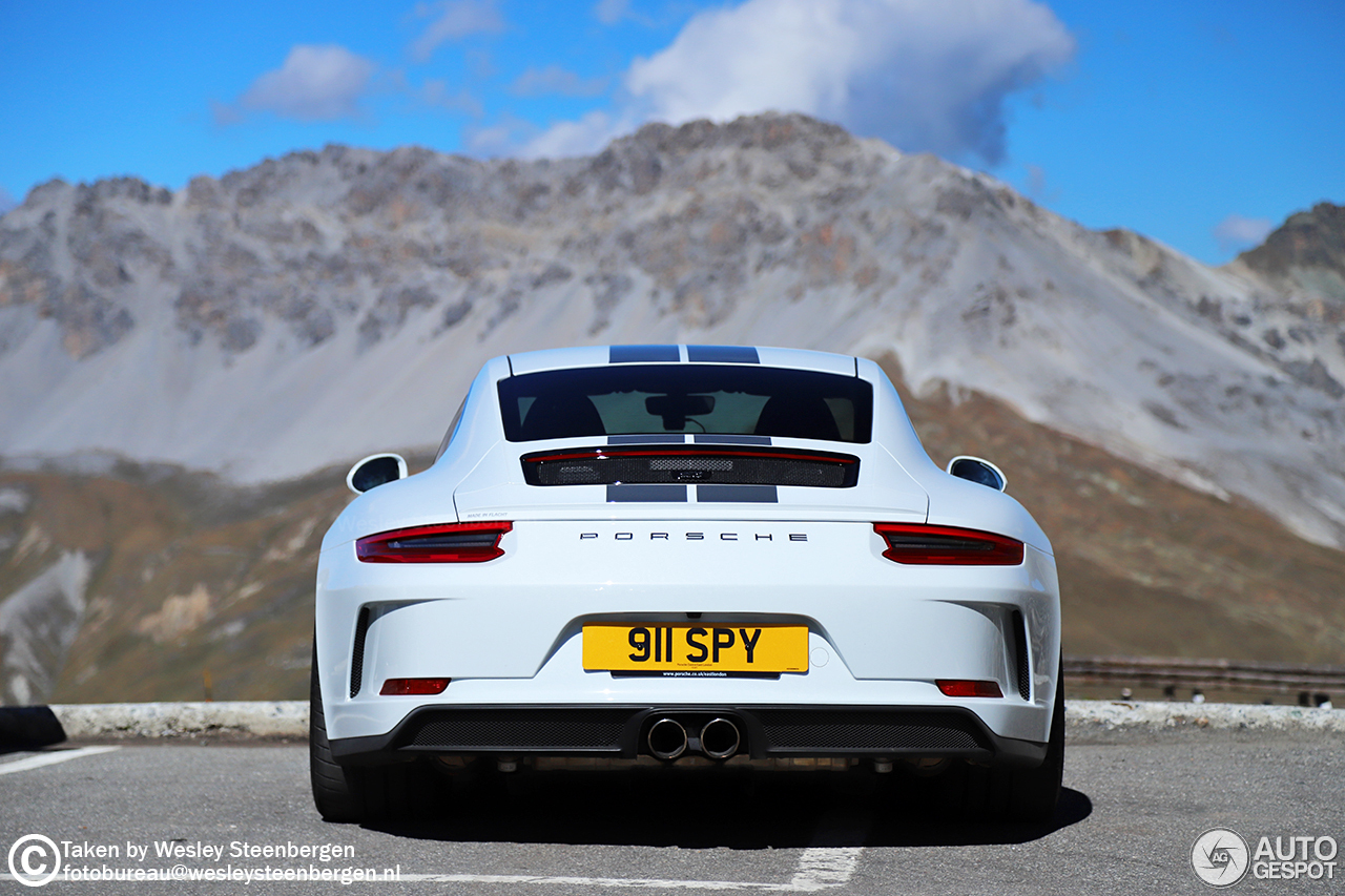 Porsche 991 GT3 Touring vermaakt zich in de bergen