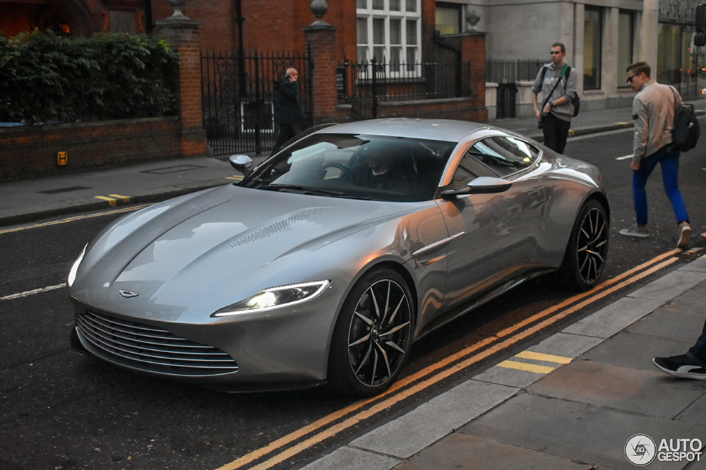 Aston Martin DB10 duikt op in Londen voor James Bond dag