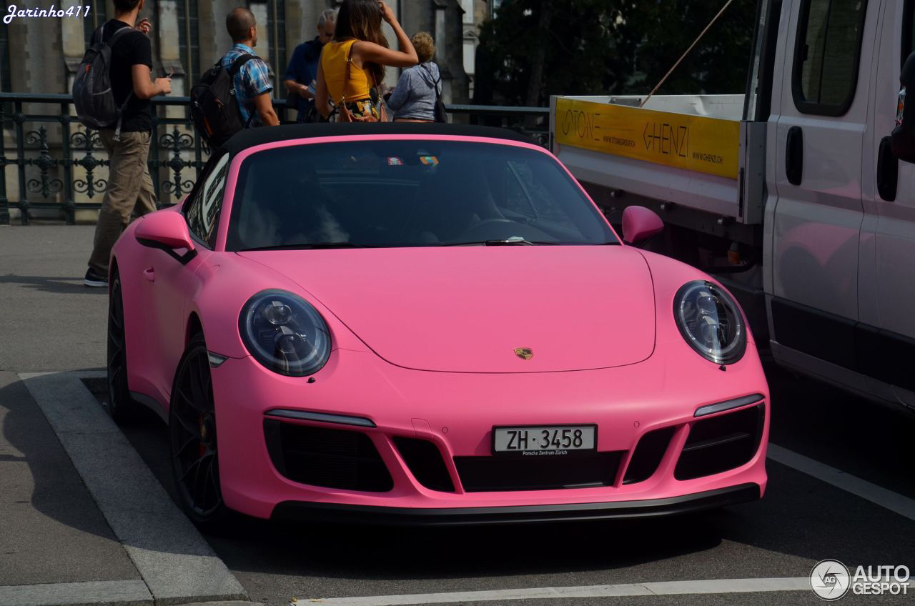 Roze Porsche Carrera GTS 4 Cabriolet springt er lekker uit