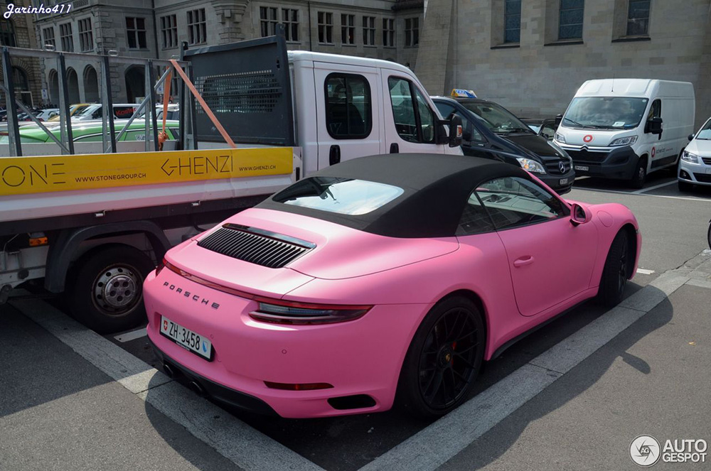 Roze Porsche Carrera GTS 4 Cabriolet springt er lekker uit