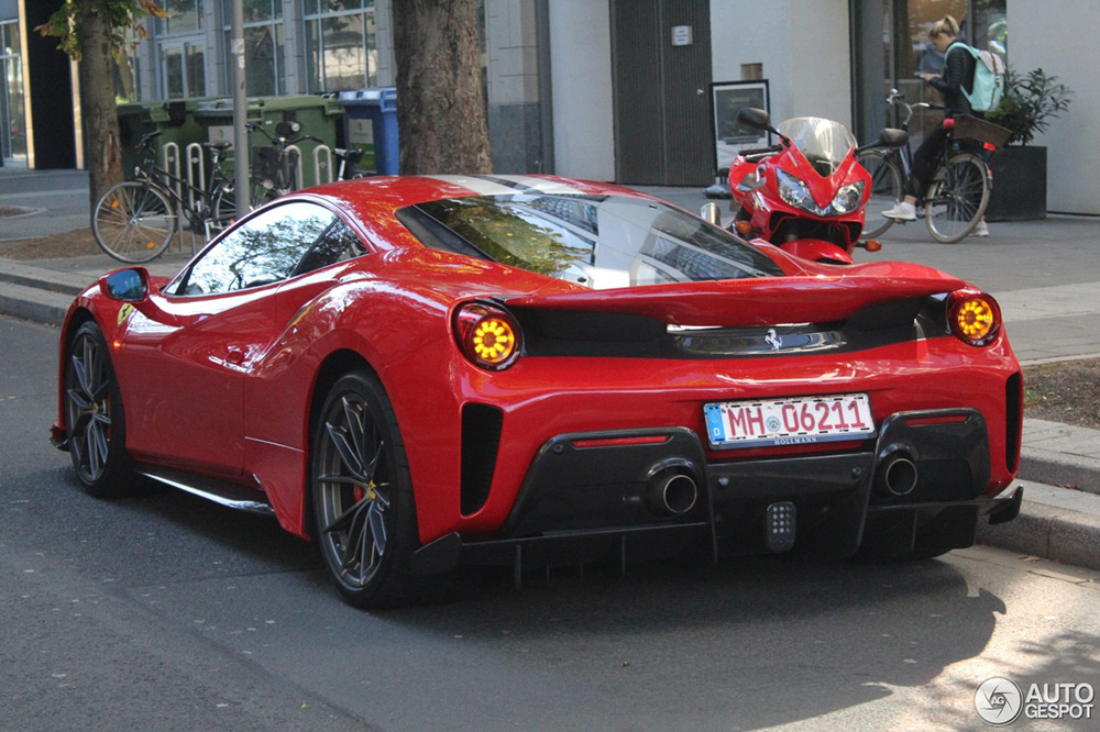 Ferrari 488 Pista duikt overal op