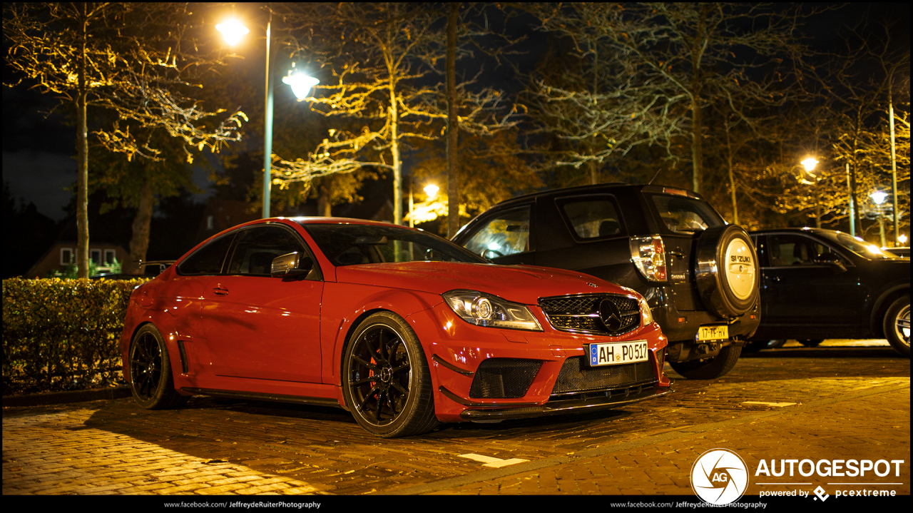 Knalrode Mercedes-Benz C 63 AMG Black Series steelt de nacht