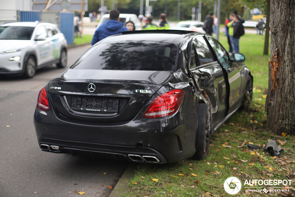Mercedes-AMG C 63 S klapt op boom na mislukte drift