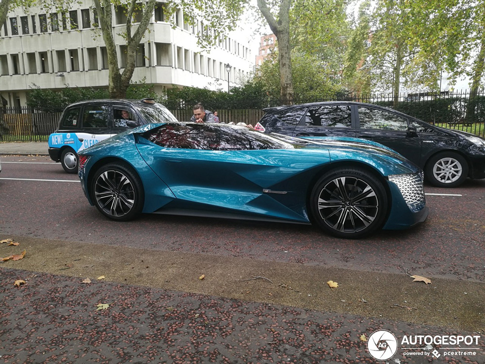 Supercarblondie stuurt Concept car van DS Automobiles door Londen
