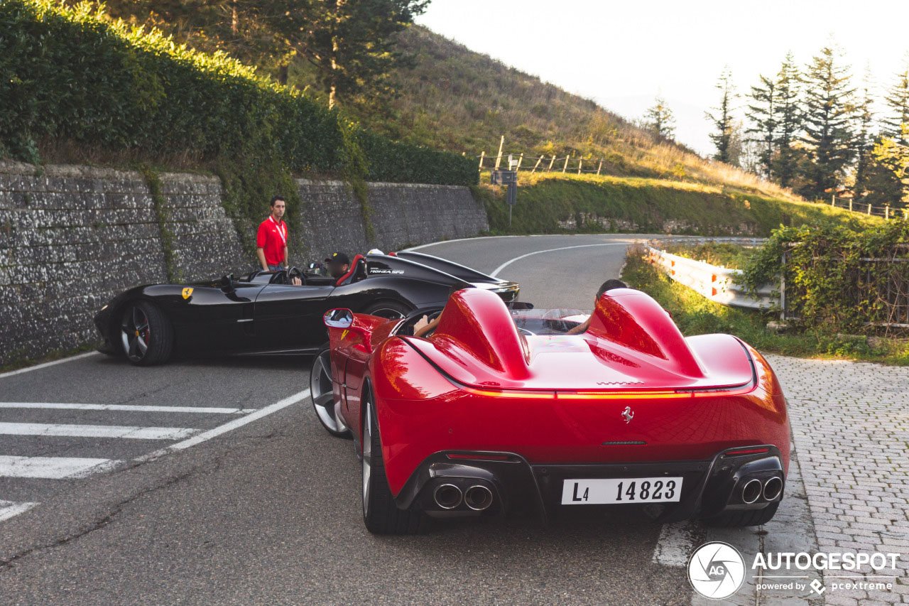 Ferrari's Monza SP2 spelen met elkaar in de bergen