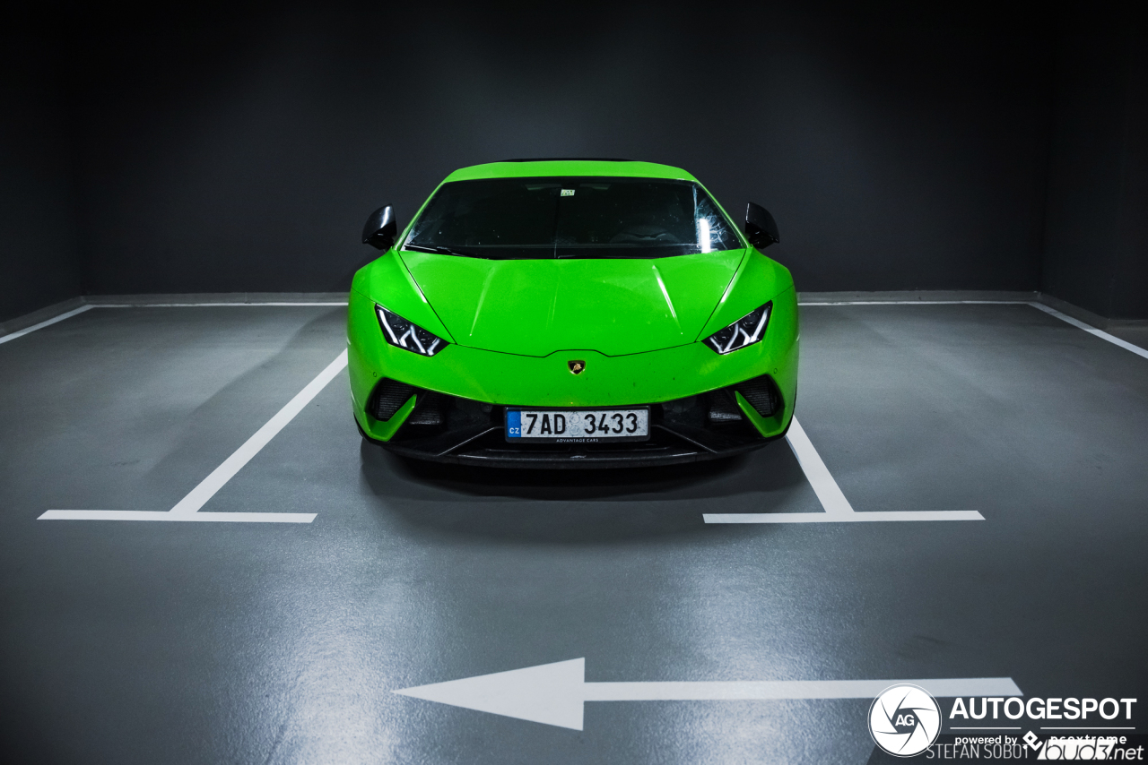 Parkeergarage is perfect decor voor de Lamborghini Huracán Performante