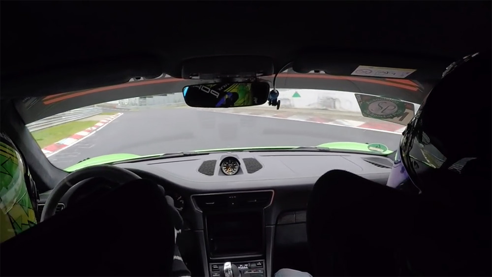 Filmpje: Kevin Estre doet een rondje Nürburgring in het nat