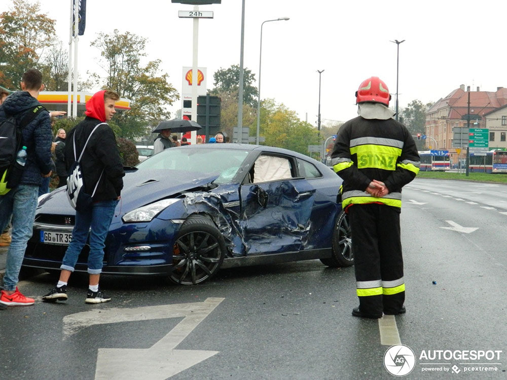Nissan GT-R flink gehavend na ongeval