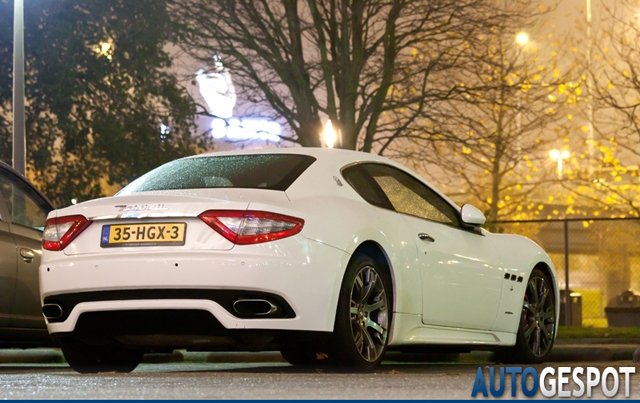 Spot van de dag: nachtfoto's van een Maserati GranTurismo S