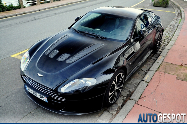 Spot van de dag: Aston Martin V12 Vantage Carbon Black Edition