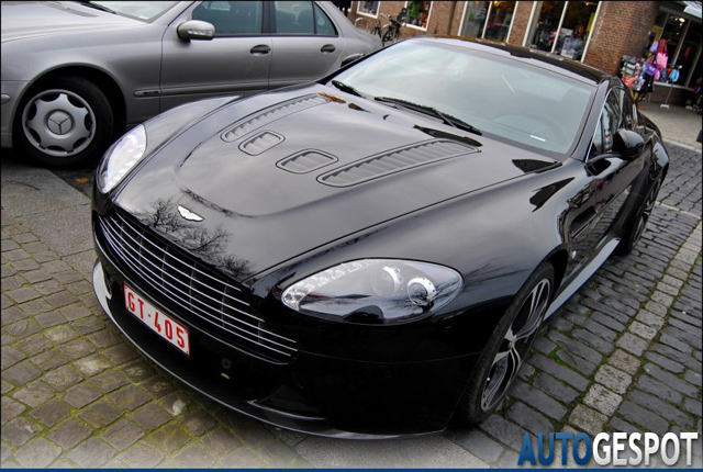 Spot van de dag: Aston Martin V12 Vantage Carbon Black Edition