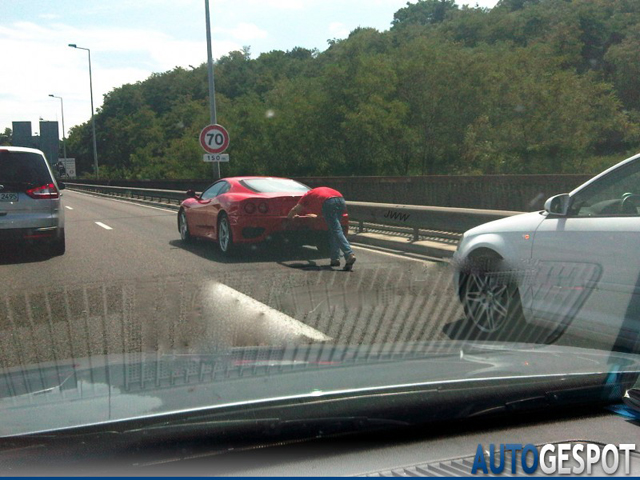 Opmerkelijk: Ferrari 360 Modena wordt voortgeduwd op de snelweg