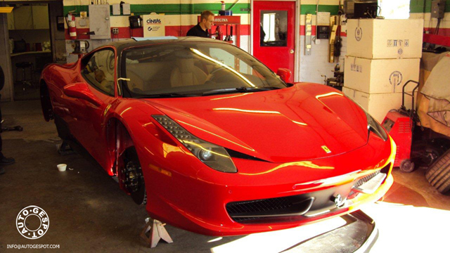 Heet: rode Ferrari 458 Italia door Oakley Design!