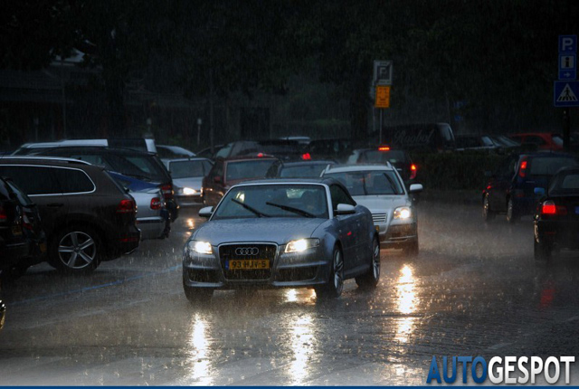 Gespot: Audi RS4 Cabriolet tijdens een flinke regenbui