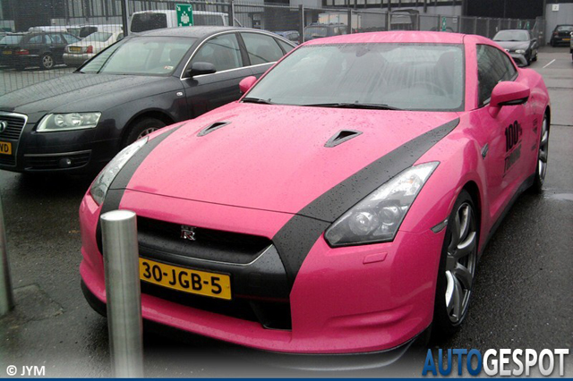 Strange sighting: roze Nissan GT-R