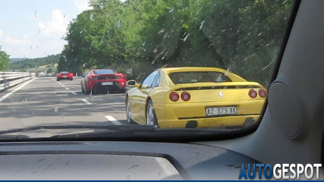 Gespot: immense Ferrari combo op de snelweg