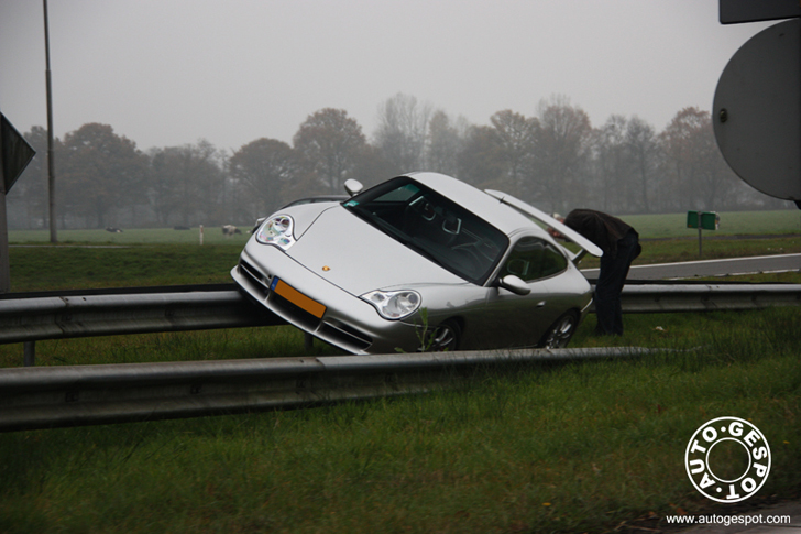 Porsche 996 GT3 MkII crasht nabij circuit Assen