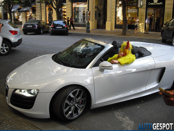 Gespot: gele kip in Audi R8 V10 Spyder
