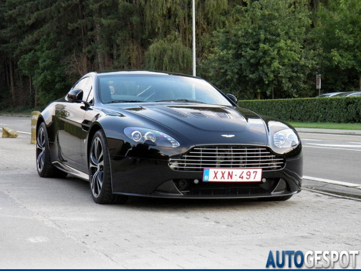 Opsporing verzocht: Aston Martin V12 Vantage Carbon Black