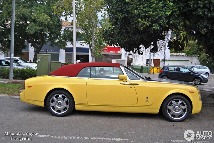 Cruising through the Spanish coast: colourful Drophead Coupe spotted