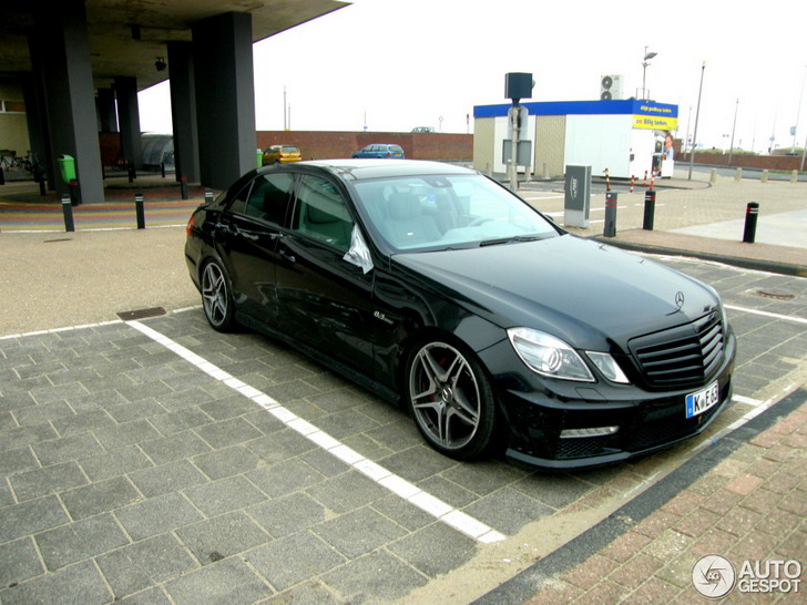 Wounded Mercedes-Benz E 63 AMG spotted