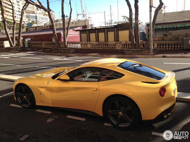 De eerste in het geel: Ferrari F12berlinetta