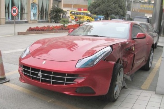 Ferrari FF accidentado en China