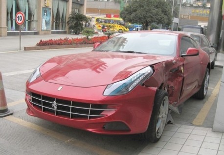 Ferrari FF gecrasht in China