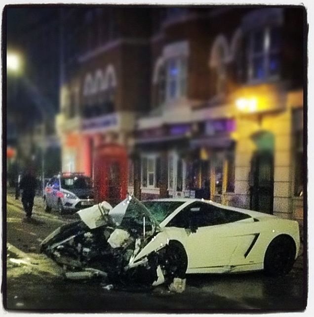 Beton geeft niet mee: Lamborghini Gallardo gecrasht