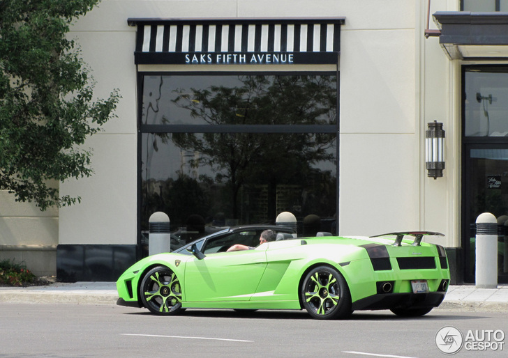 Style très américain: une Lamborghini Gallardo Spyder avec des jantes 
