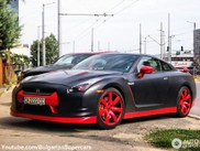 Bien pimentée : une Nissan GT-R avec des accents rouges