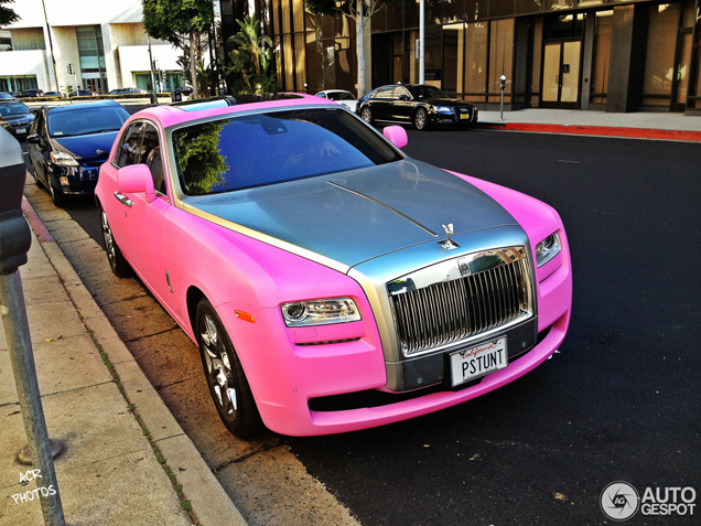 Petra Ecclestone opvallend over straat: check haar Rolls-Royce Ghost
