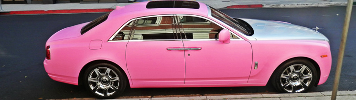 Petra Ecclestone y su nuevo Rolls Royce Ghost rosa mate.