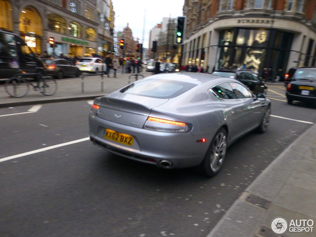 Vernieuwde Aston Martin Rapide rijdt in hartje Londen