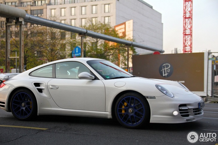 Spotted: Porsche 997 Turbo on blue wheels!