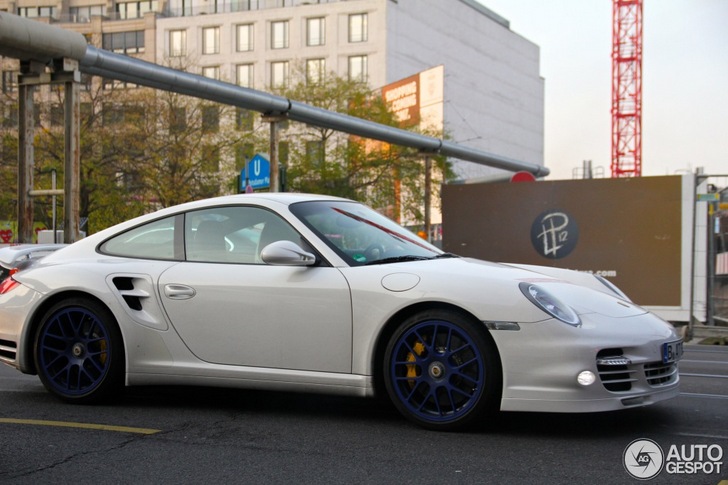 Porsche 997 Turbo op blauwe sloffen gespot