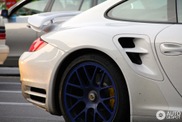 Avistado: Porsche 997 Turbo con llantas azules