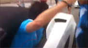 Video: Futbolista se encara con los fans por tocar su Lamborghini