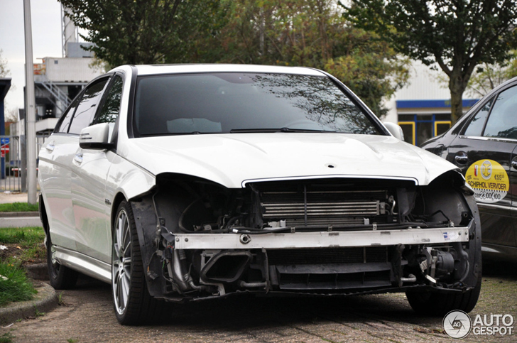 Spot van de dag: Mercedes-Benz C 63 AMG met schade