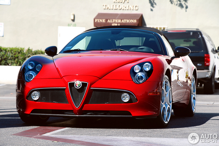 Alfa Romeo 8C Spider staat te stralen in zonnig Los Angeles