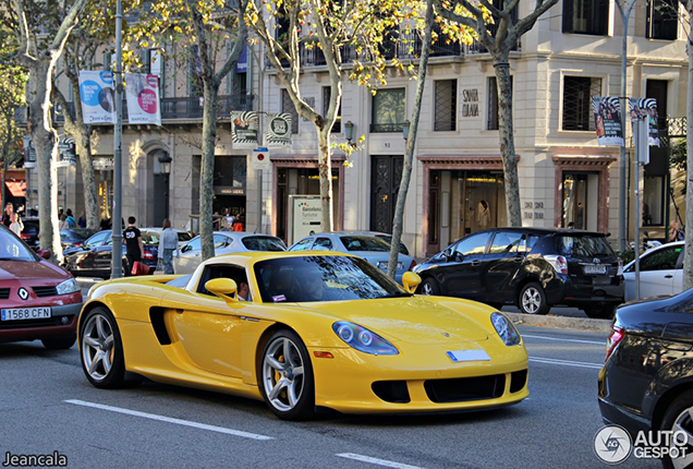 Gele Carrera GT is een opvallende verschijning in Barcelona