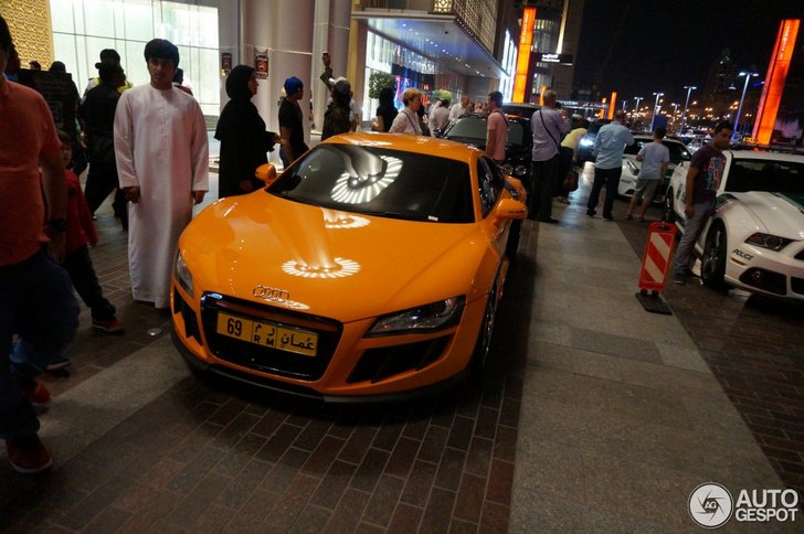 Wie kijkt er nog op van een getunede R8 in Dubai?