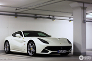 影片: 法拉利 F12berlinetta 在Autobahn 上挑战超高速驾驶!